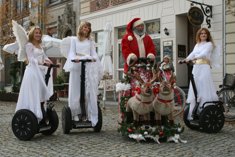 Drei Engel und ein Weihnachtsmann auf Segways